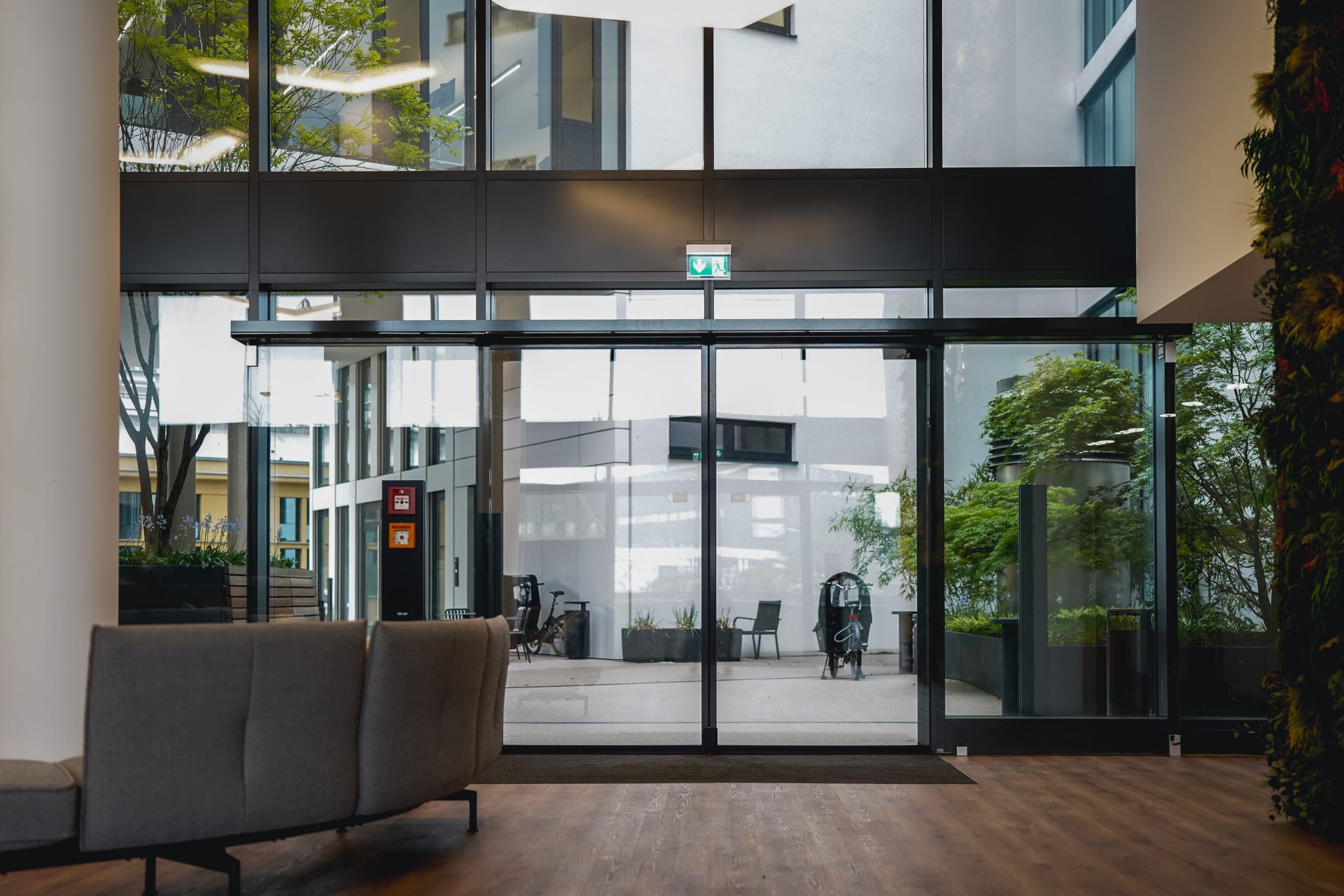 Foyer mit 2-flügeliger Schiebetür
